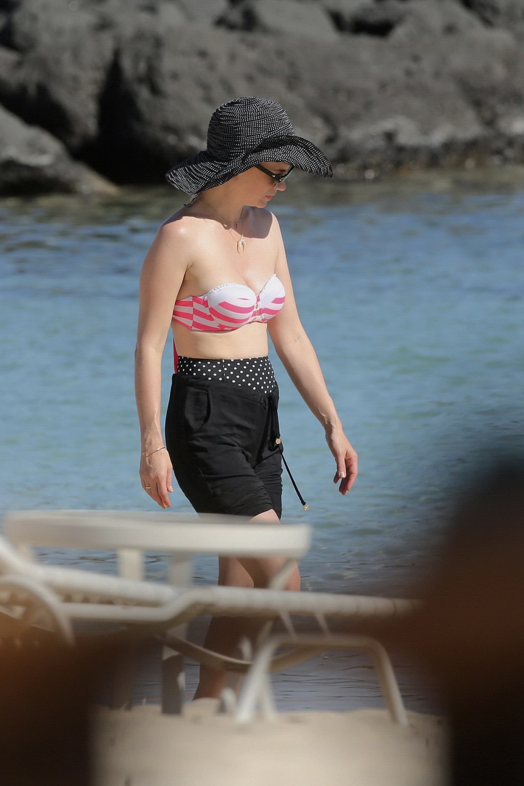 January Jones vollbusig mit trägerlosem Bikinioberteil am Strand in Hawaii
 #75165447