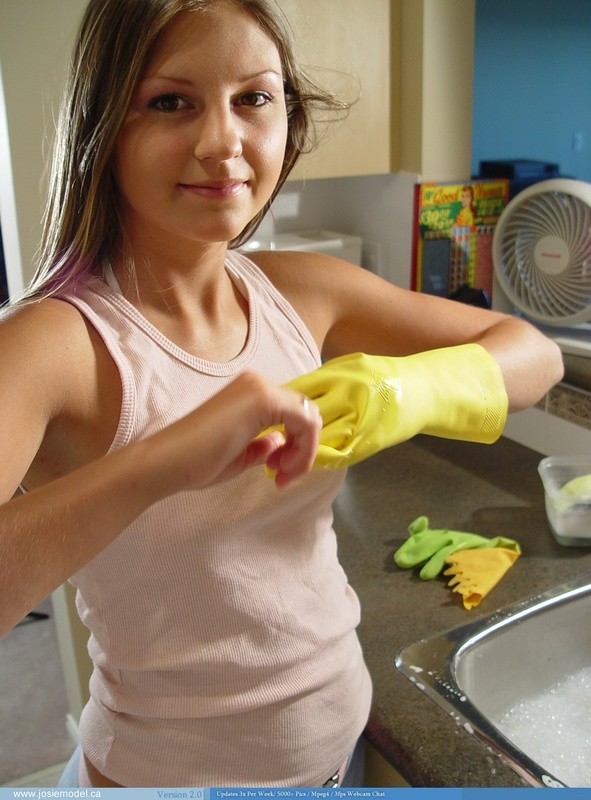 お皿を洗う女の子
 #73192499