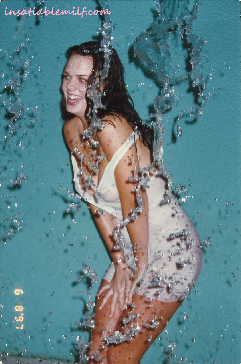 Sexy Diane Andrews posiert in einem Springbrunnen und wird nass
 #70720407