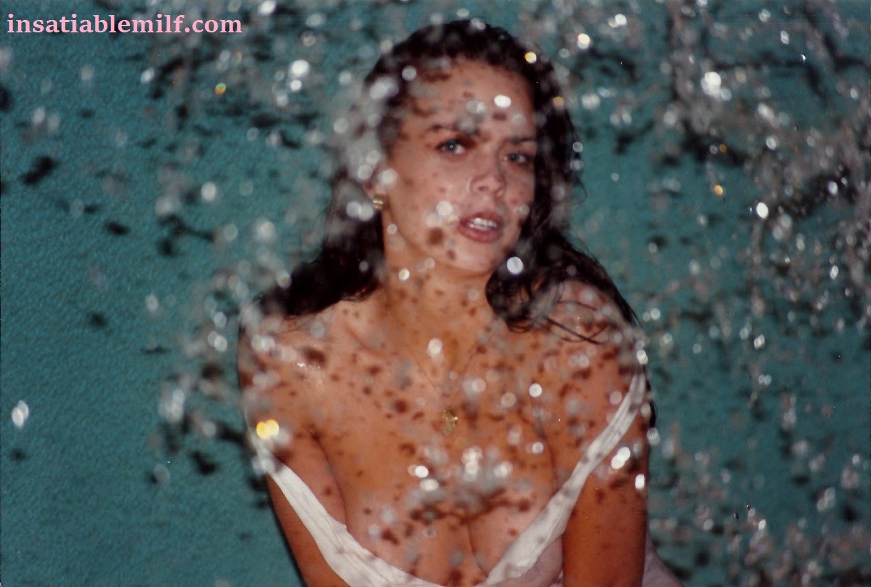 噴水の中で濡れながらポーズをとるセクシーなDiane andrews
 #70720469