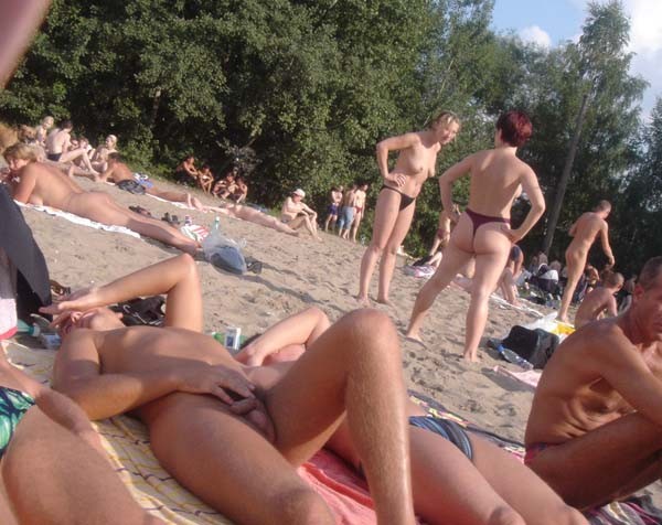 ブロンドのヌーディストは、公共の場で裸のポーズを取ることを恐れていない
 #72251067