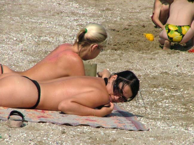 Una rubia nudista no teme posar desnuda en público
 #72251076