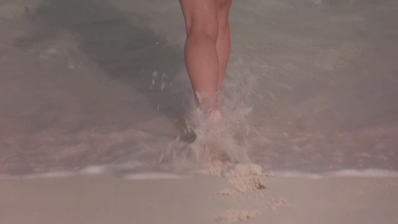 Kelly brook totalmente desnuda en una playa pública
 #72319488