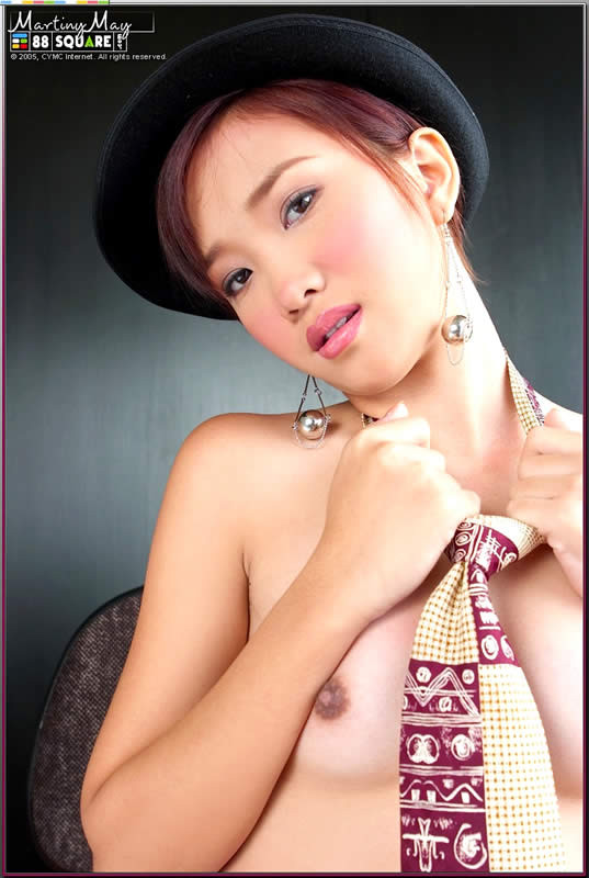 Una preciosa japonesa atada con una cuerda
 #69955334