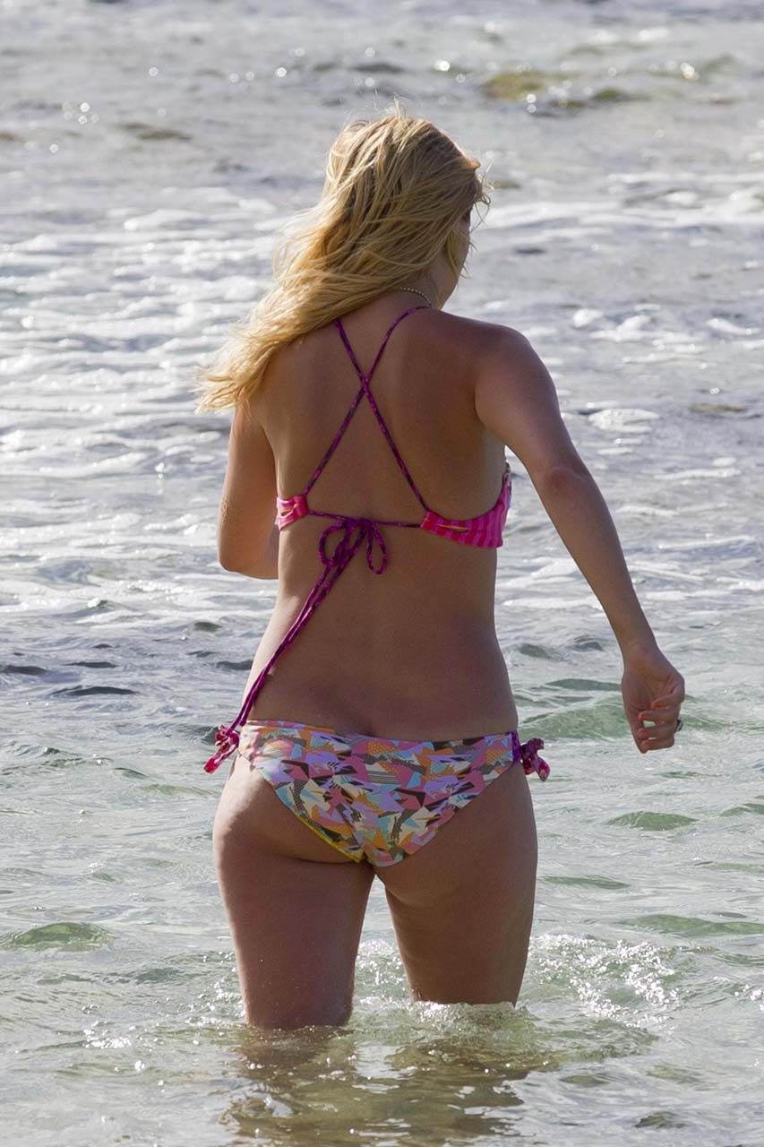 Mischa Barton exposant son corps sexy en bikini et son cul chaud sur la plage.
 #75305931