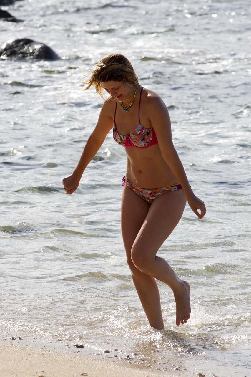 Mischa Barton exposant son corps sexy en bikini et son cul chaud sur la plage.
 #75306019