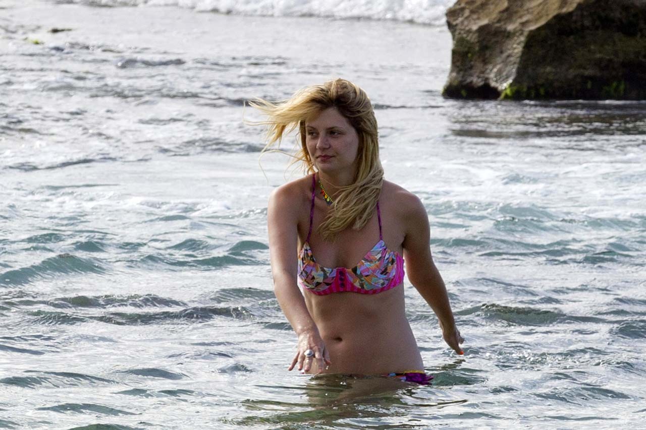 Mischa Barton exposing sexy bikini body and fucking hot ass on beach #75306023