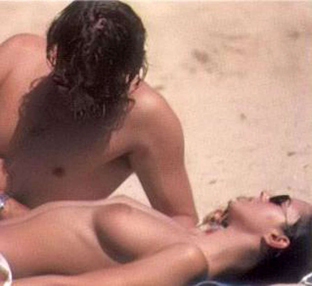 モニカ・ベルッチがビーチでトップレスで日光浴をしているところをパパラッチに撮られ、ヌードにされる 
 #75344480