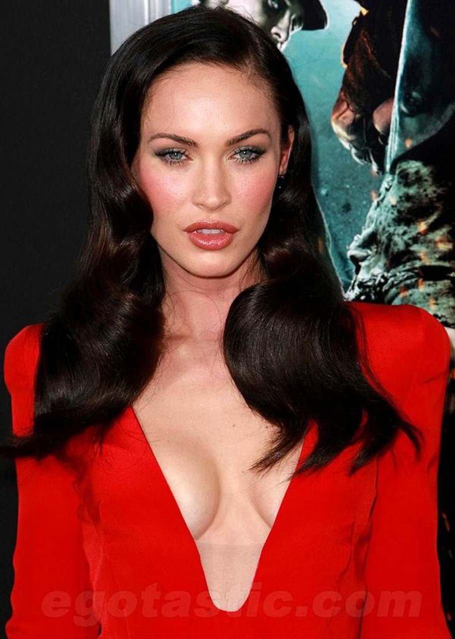Megan Fox exposing her fucking sexy body and mega cleavage #75306274
