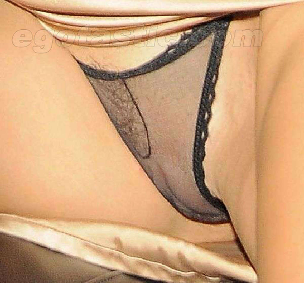 Victoria silvstedt mostrando su culo y cuerpo sexy y su dulce coño bajo la falda
 #75364551