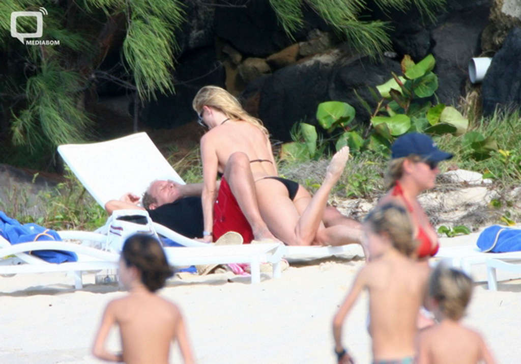 Nicolette sheridan sexy y caliente slip pezón y fotos de bikini
 #75352661