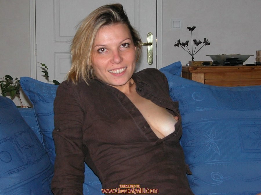 Hübsche Amateur-Milf posiert
 #68435636