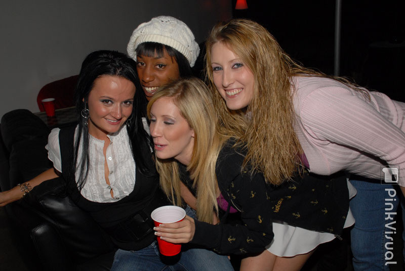 Negras universitarias follando en una orgía
 #73403663