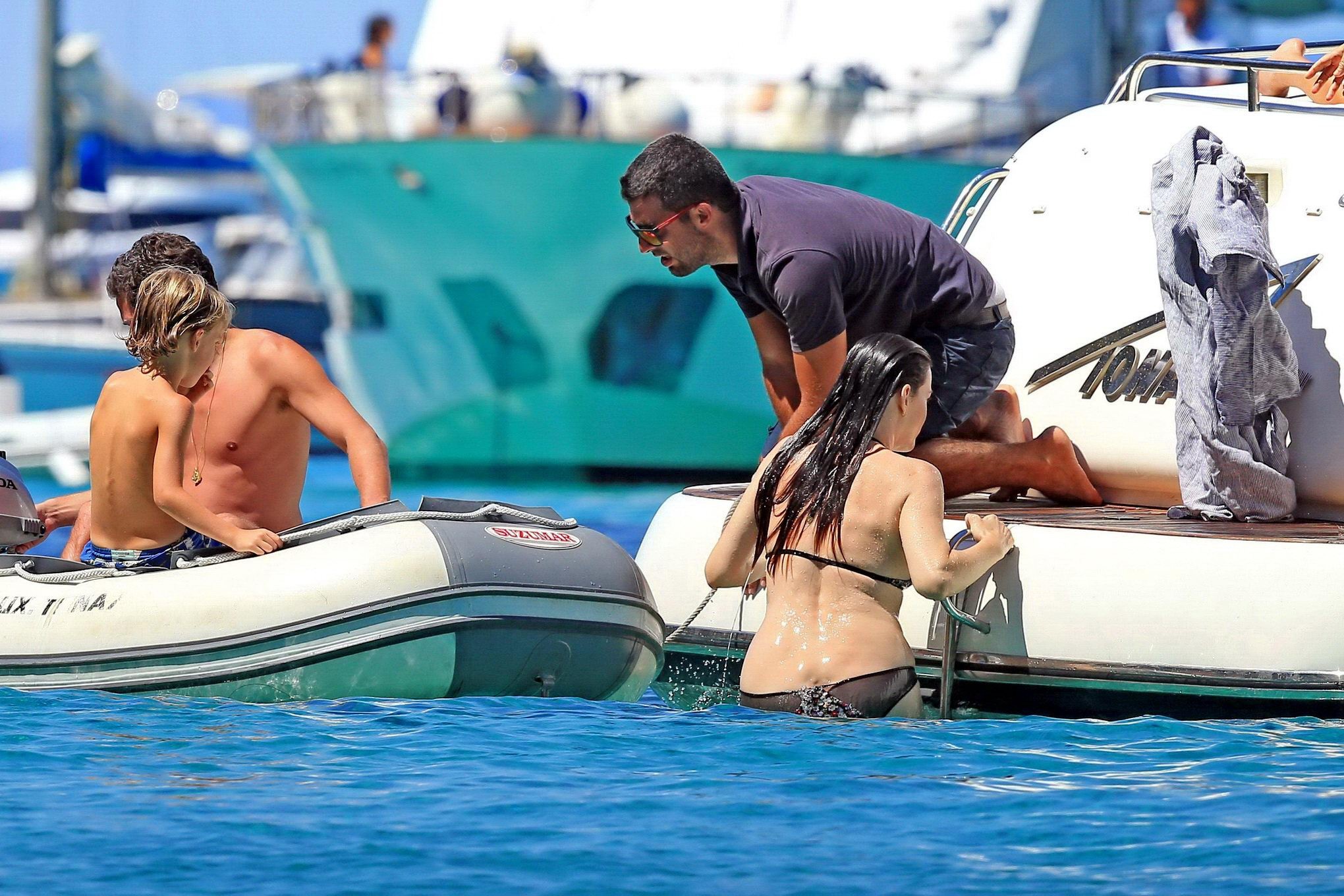 Liv tyler zeigt ihren Hintern im Bikini auf einer Yacht auf Ibiza
 #75187380
