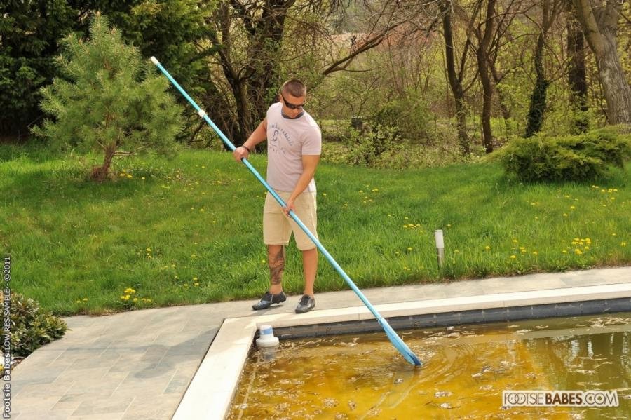 Angelicas, superbe brune à la poitrine généreuse, fait le travail avec son pied.
 #71425138