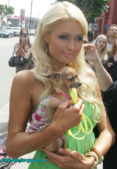 Paris Hilton mostrando figa e capezzolo scivolare foto paparazzi
 #75436431