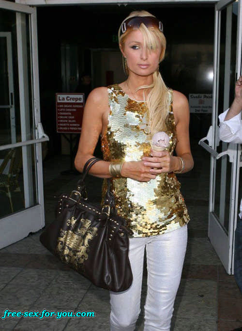 Paris Hilton mostrando figa e capezzolo scivolare foto paparazzi
 #75436519