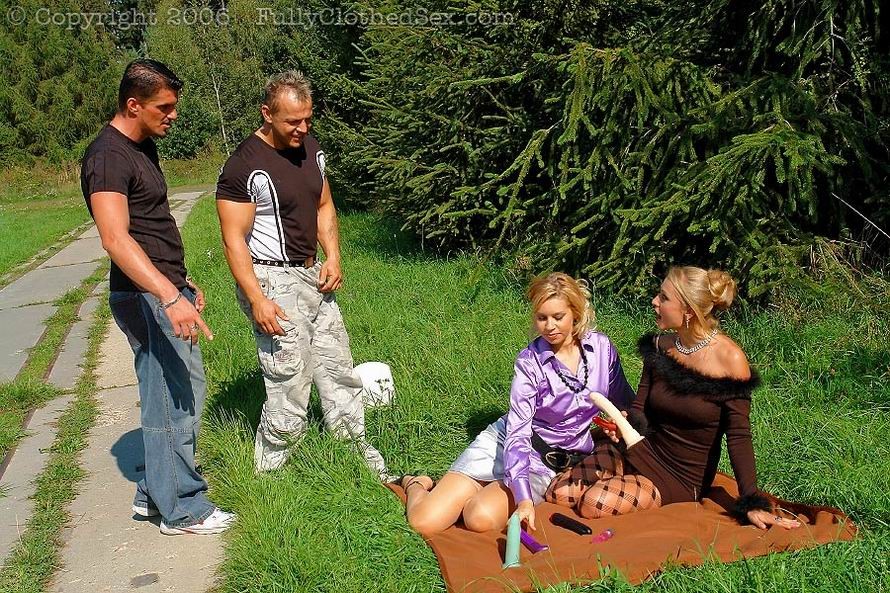 Des filles excitées séduisent deux hommes ordinaires pour une partie de jambes en l'air en plein air.
 #76082894