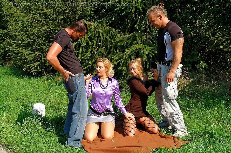 Des filles excitées séduisent deux hommes ordinaires pour une partie de jambes en l'air en plein air.
 #76082911