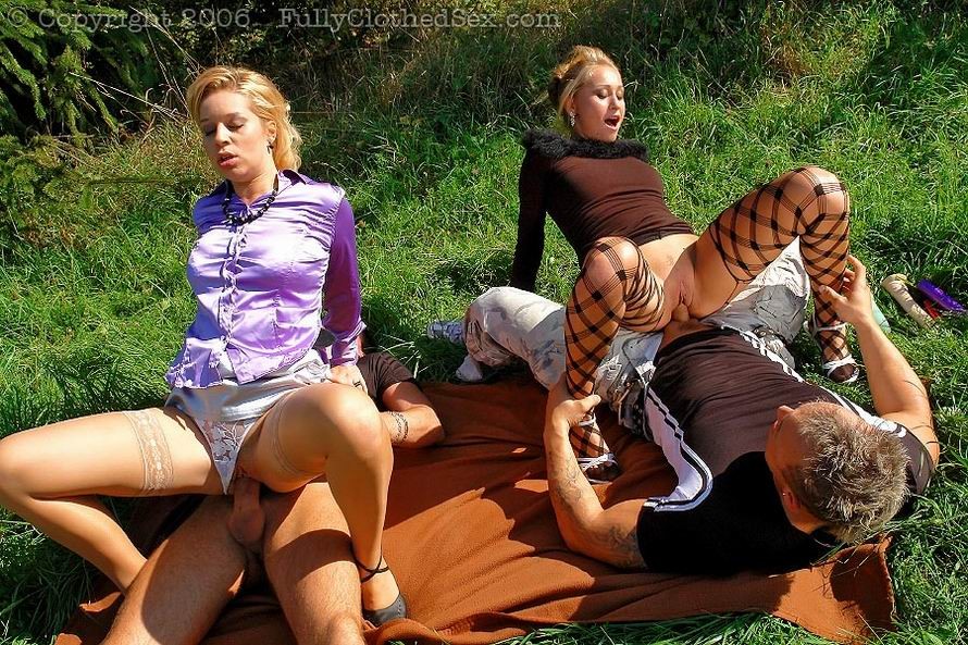 Nenas cachondas seducen a dos tipos normales para hacer sexo en grupo al aire libre
 #76082974