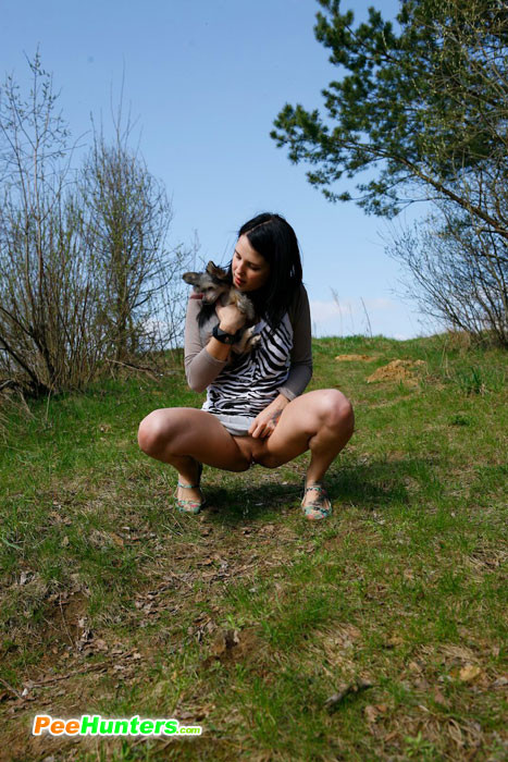 Fille glamour avec petit chien filmée en train de pisser
 #78691380