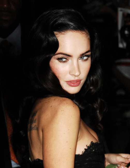 Megan fox superbement aguichée posant dans une robe sexy
 #75381051