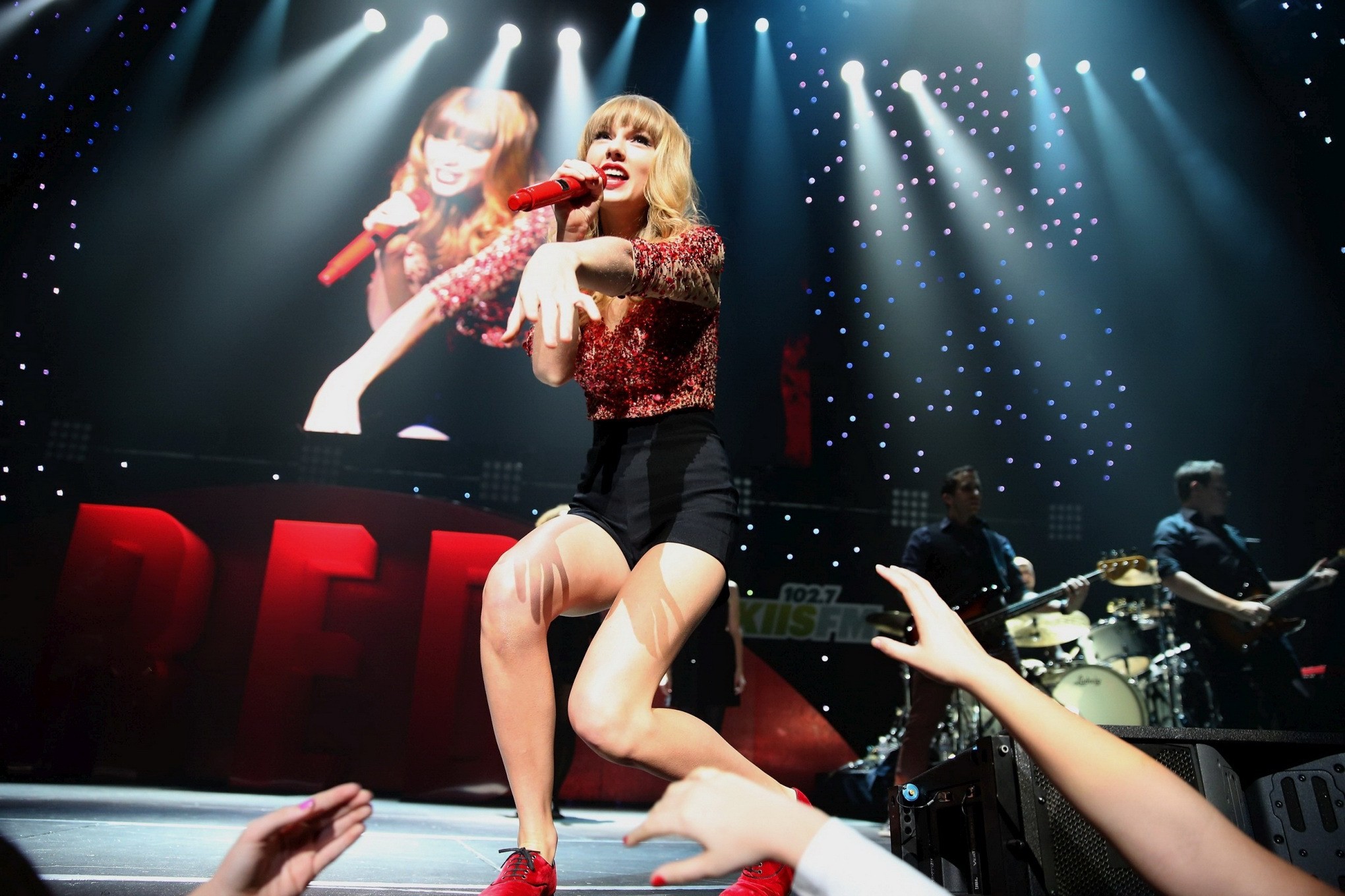 Taylor Swift che mostra i suoi lunghi gambi belli al 2012 kiis fm's jingle b
 #75247051