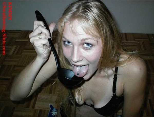 Rubia delgada bebedora de semen
 #74104149