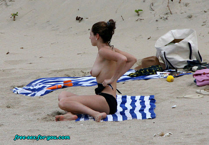 Kelly Brook che mostra le sue belle grandi tette sulla spiaggia foto paparazzi e sesso in posa
 #75395004