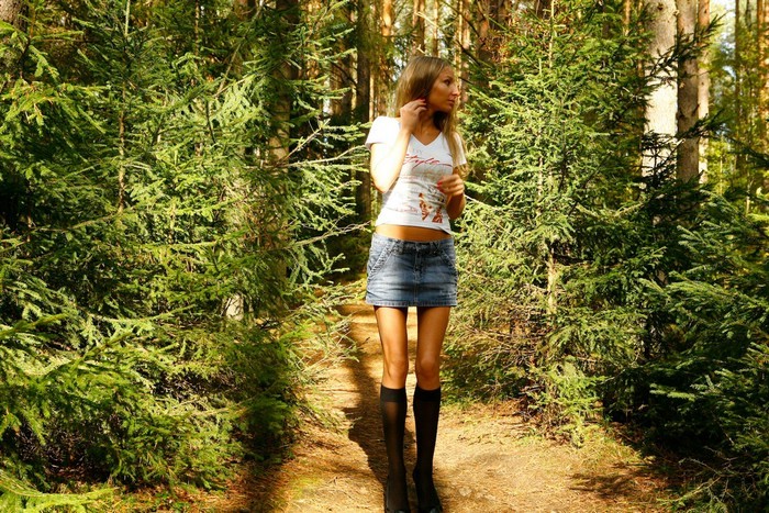 Une belle fille sans sous-vêtements pisse dans la forêt.
 #76568641