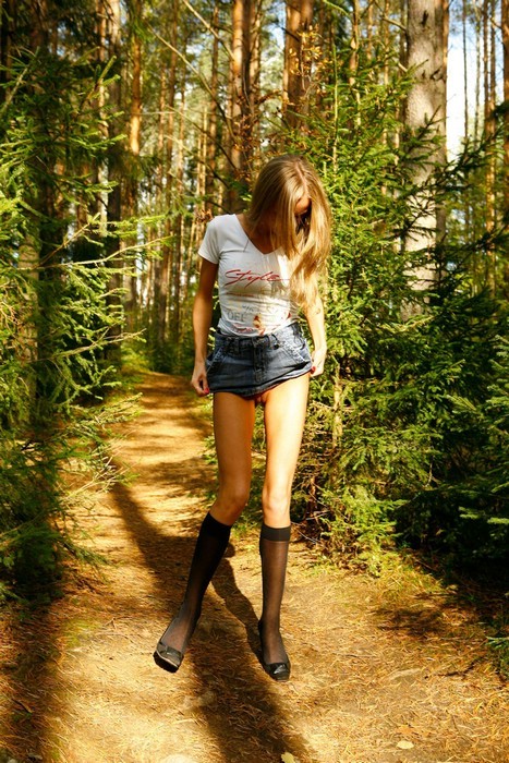 森の中で小便をする下着をつけていない美しい女性
 #76568707