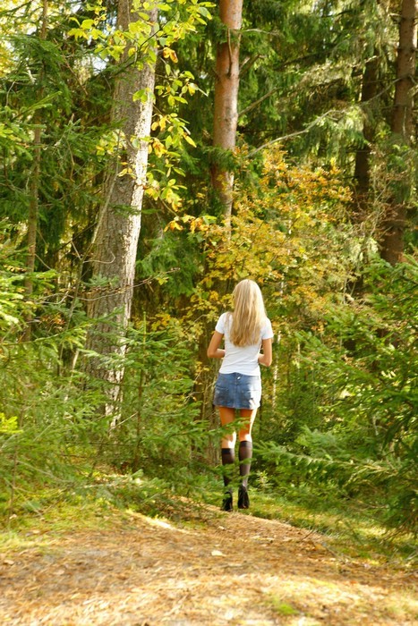 Une belle fille sans sous-vêtements pisse dans la forêt.
 #76568715