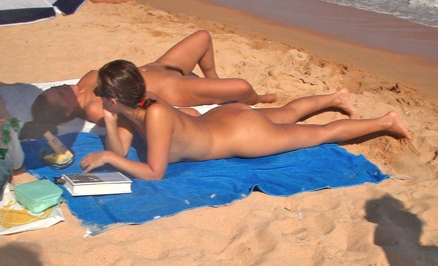 À la plage nudiste, des jeunes s'amusent nues.
 #72253541