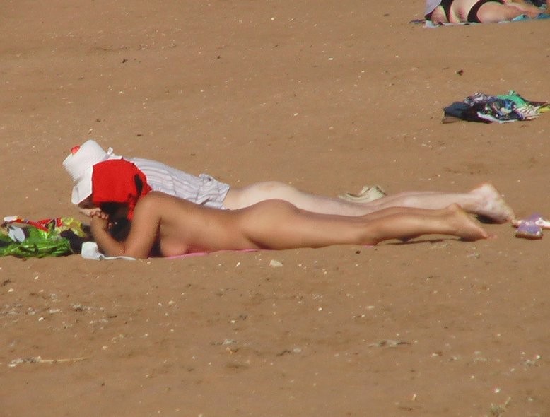 Sulla spiaggia nudista le ragazze giovani giocano nude
 #72253618