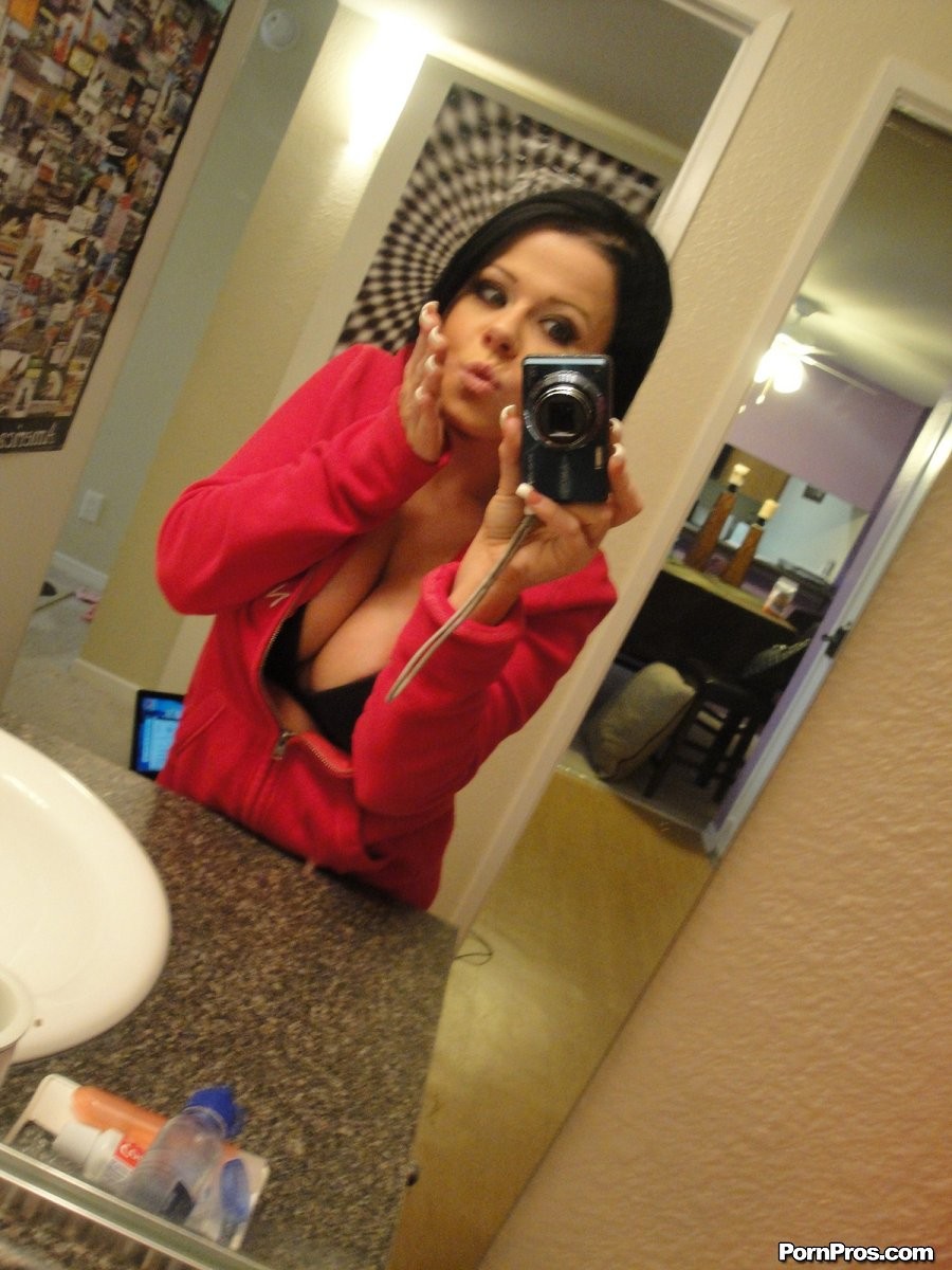 Loni evans bff folla la misma polla en la misma cama
 #76682815