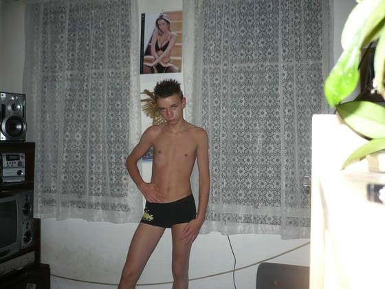 Un jeune twink posant nu
 #76946687