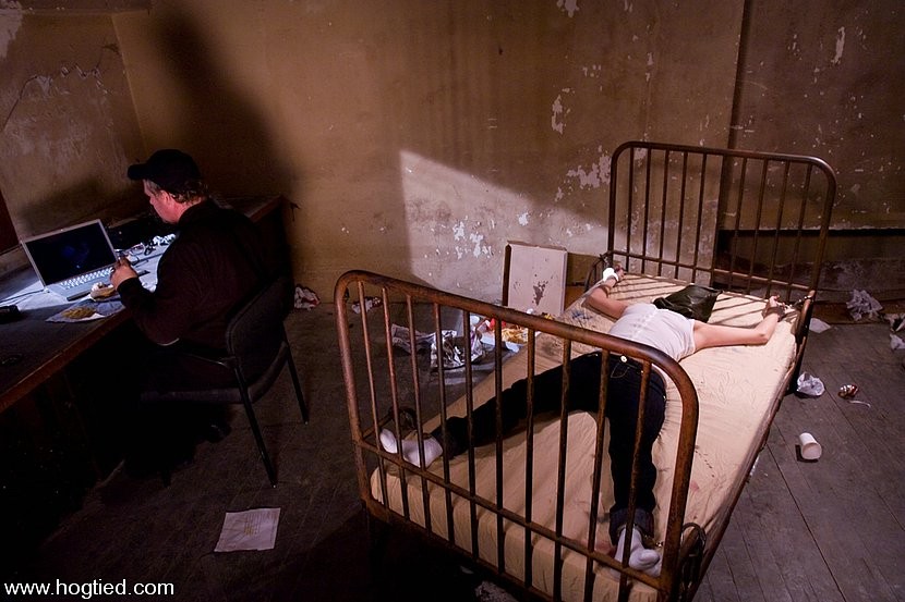 タバサ・タッカーが見知らぬ男性に拘束され、ベッドに縛り付けられる。
 #71887465