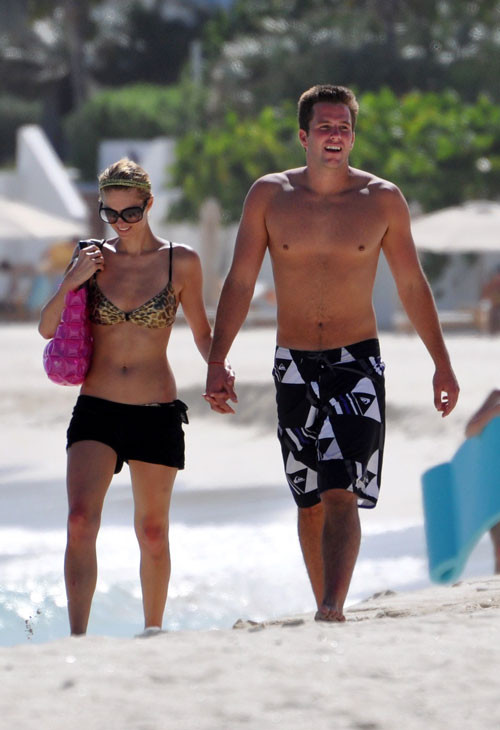 Paris Hilton zeigt ihre schönen Titten und Arschritze am Strand Paparazzi-Bilder
 #75395557