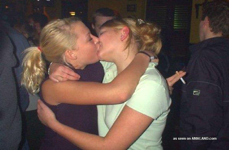 Compilation d'amoureuses lesbiennes excitées s'embrassant en webcam
 #77030976