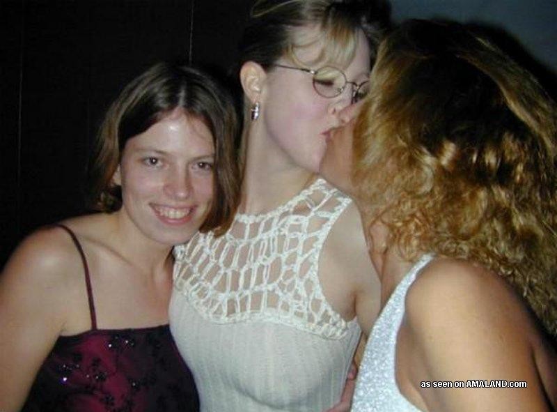 Kompilation von geilen lesbischen Liebhabern beim Rummachen vor der Kamera
 #77030990