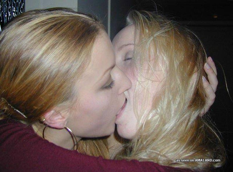 Compilación de amantes lesbianas cachondas besándose en la cámara
 #77031002