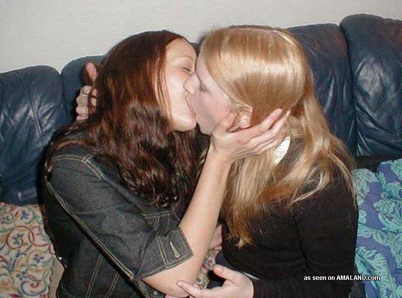 Kompilation von geilen lesbischen Liebhabern beim Rummachen vor der Kamera
 #77031013