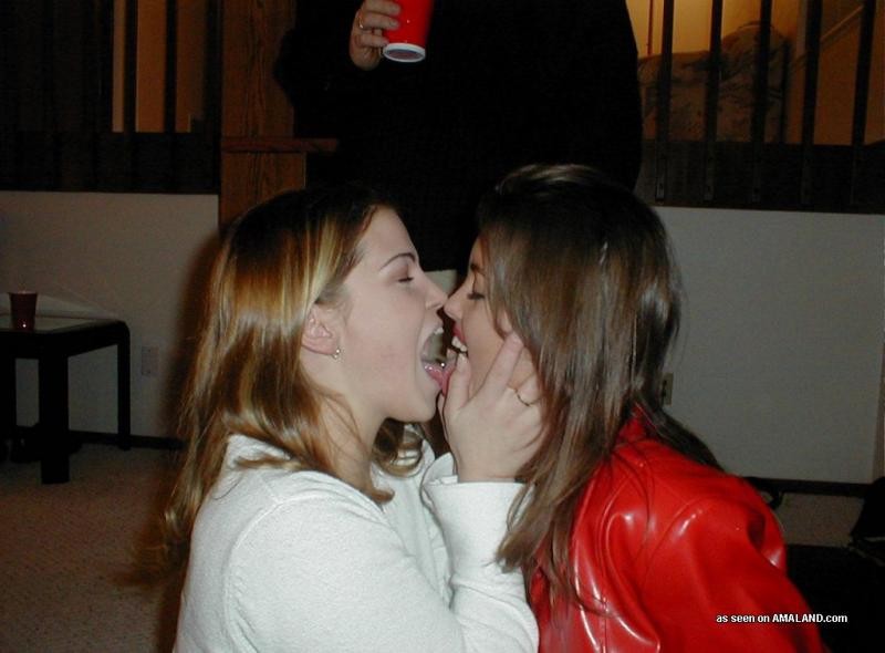 Compilación de amantes lesbianas cachondas besándose en la cámara
 #77031032