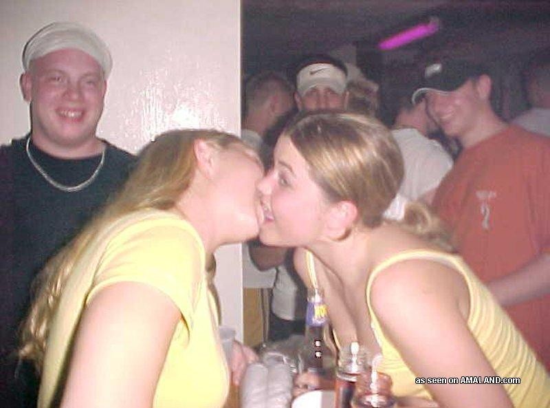 Kompilation von geilen lesbischen Liebhabern beim Rummachen vor der Kamera
 #77031040
