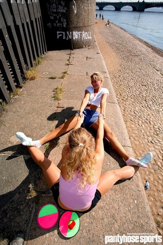 Dos chicas deportistas hacen ejercicios al aire libre con pantimedias
 #70077706