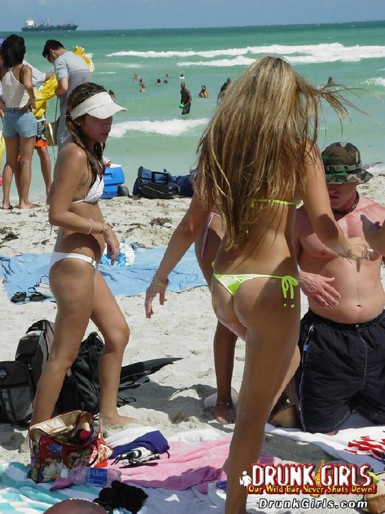 La spiaggia sembra molto più bella con queste ragazze in topless in giro
 #73103662