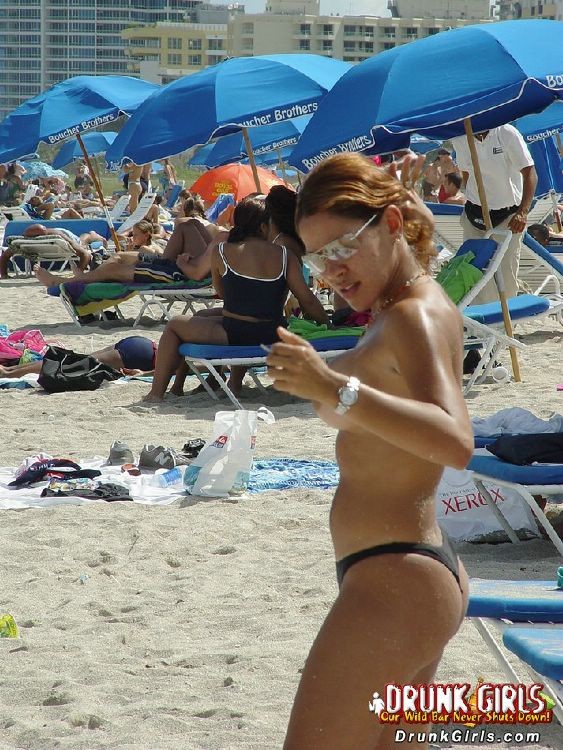 La spiaggia sembra molto più bella con queste ragazze in topless in giro
 #73103667