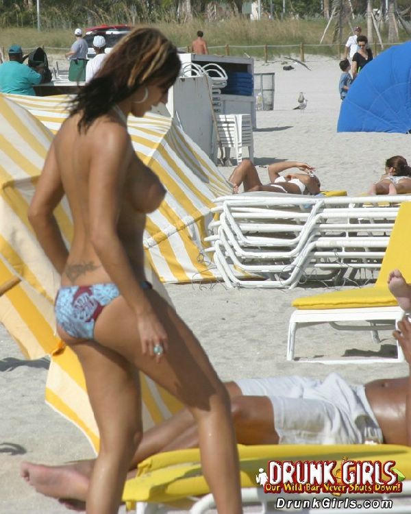 La spiaggia sembra molto più bella con queste ragazze in topless in giro
 #73103736