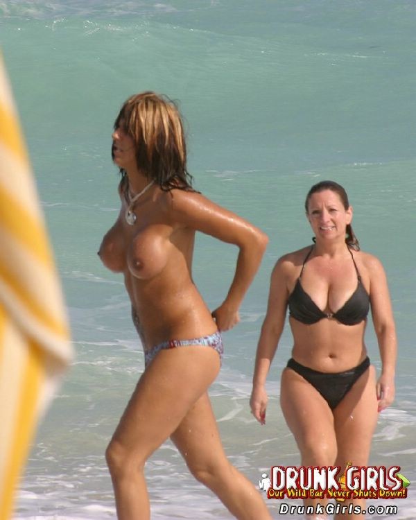 La playa parece mucho más bonita con estas chicas en topless
 #73103742