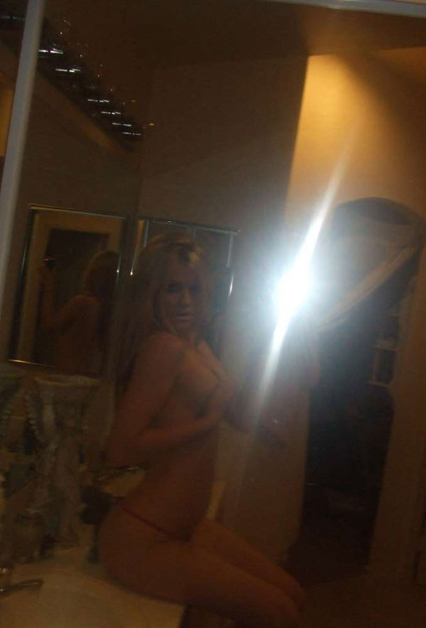 Copine blonde amateur prenant des photos d'elle nue
 #77111632